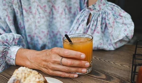 Είσαι άνω των 50; 6 πράγματα που καλό είναι να κάνεις κάθε πρωί πριν τις 9