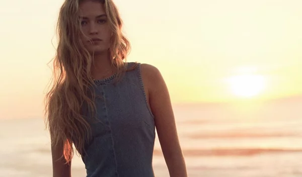 Το απόλυτο denim φόρεμα της άνοιξης είναι από H&M και γίνεται συνέχεια sold-out