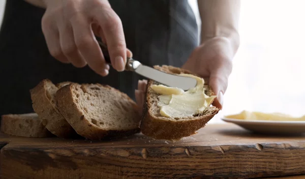 Βούτυρο στο ψωμί σου: Η συνήθεια που μπορεί να βλάψει την υγεία σου - ή μήπως όχι;