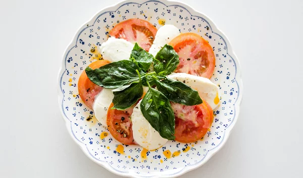 Αυθεντική Caprese: Δοκίμασε τη δροσερή ιταλική σαλάτα που έχει ξετρελάνει το ελληνικό κοινό