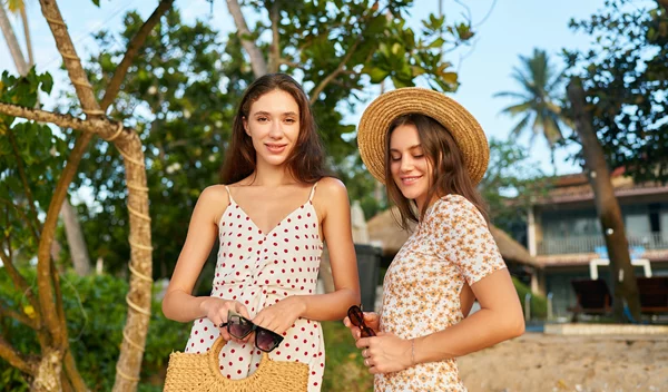 7 αξεσουάρ που θα φορέσουμε φέτος το καλοκαίρι με τα φορέματα μας