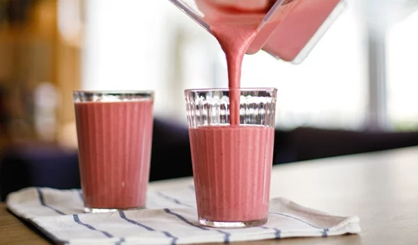 Λάμψη, ανανέωση, ενέργεια: 3 απολαυστικές συνταγές για smoothies, φτιαγμένες με εποχικά φρούτα