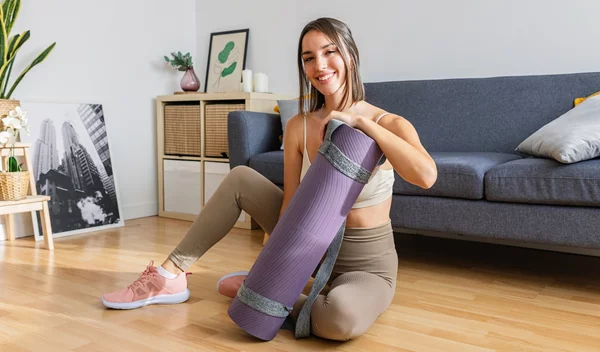 Γυμναστική στο σπίτι: 6 αποτελεσματικές ασκήσεις για δυνατά χέρια και κορμό