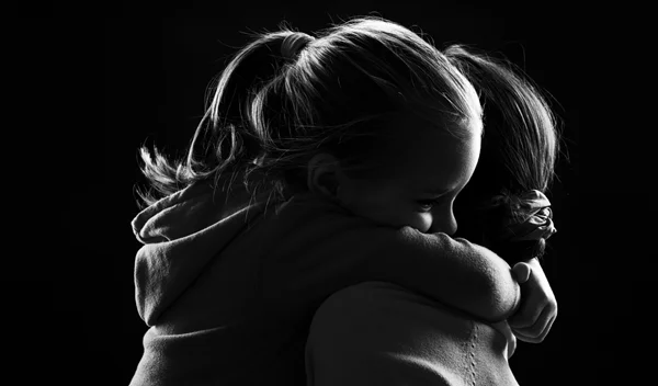 Όταν τα παιδιά ρωτάνε για το θάνατο: Να τι απαντάς σε κάθε ερώτηση λέει η ειδικός