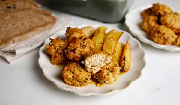 Αφράτα κεφτεδάκια κοτόπουλου με cottage στο φούρνο - Τόσο μαμαδίστικα και τόσο υγιεινά!