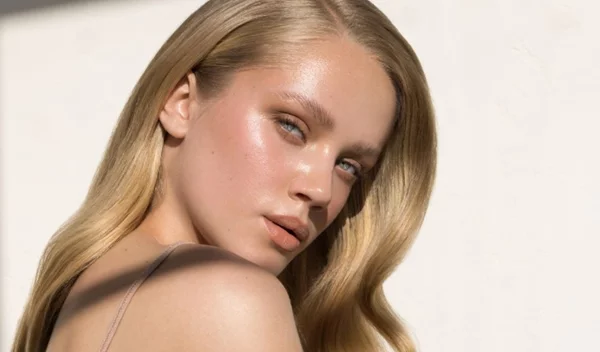 To hack στο μακιγιάζ που θα κρατήσει σταθερό το περίγραμμα στα χείλη σου όλη μέρα