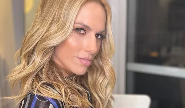 Ντορέττα Παπαδημητρίου: Μας δείχνει τη λευκή στρογγυλή τραπεζαρία της - Θα τη βρεις στην IKEA