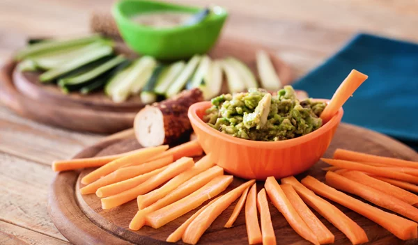 5 ιδέες για αλείμματα που συνοδεύουν τέλεια στικς λαχανικών και κριτσίνια