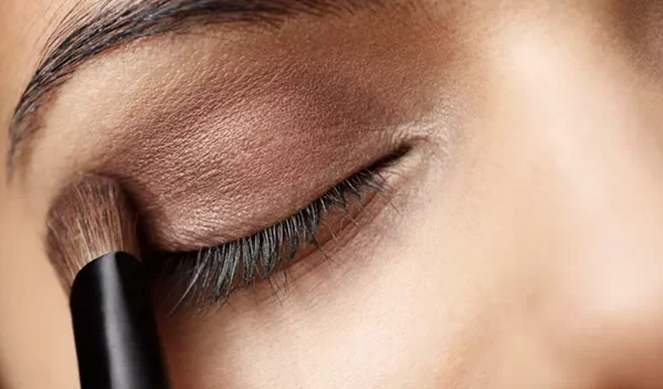 Έχεις καστανά μάτια; Δες ποια είναι τα χρώματα σκιών που σου ταιριάζουν άψογα