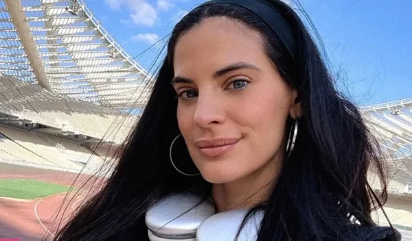 Η Χριστίνα Μπόμπα με την τάση νυχιών που κυριάρχησε στα catwalks