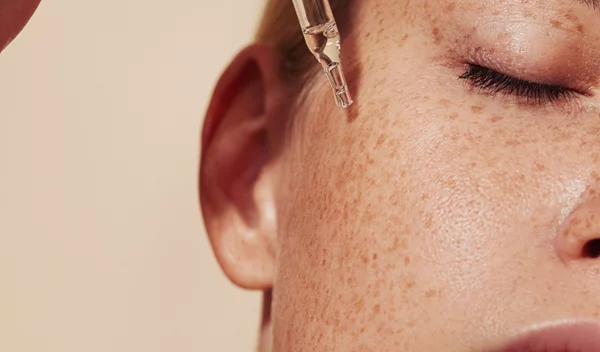 6 παράγοντες που πρέπει να προσέξεις αν κάνεις απολέπιση με AHAs και BHAs