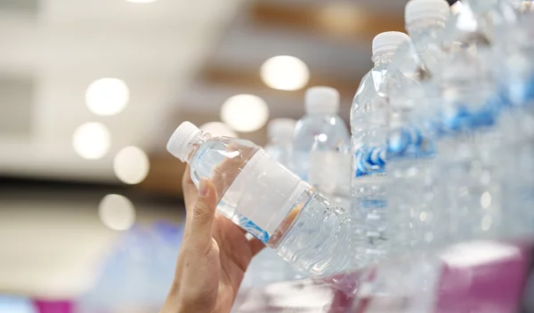 Πίνεις εμφιαλωμένο νερό; Μάθε τι κινδύνους μπορεί να κρύβει αυτή η συνήθεια