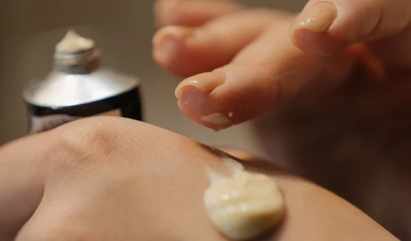 3 μυστικά για να κάνεις αόρατη την εφαρμογή του foundation σε ανάγλυφη επιδερμίδα