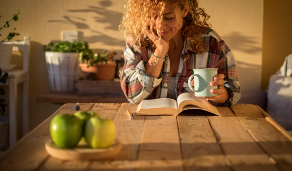 BookTok: Η τάση στο TikTok που στέλνει παλιά βιβλία στη λίστα των bestsellers