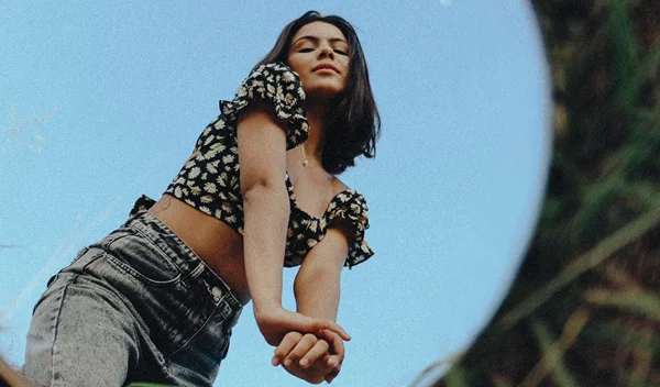 Καθημερινές συνήθειες που σε κάνουν να φαίνεσαι μεγαλύτερη