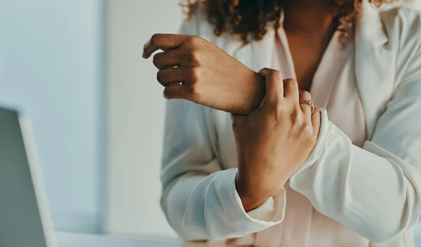 Έχεις μειωμένη δύναμη στα χέρια ή ούλα που αιμορραγούν; Τι μπορεί να σου "λέει" το σώμα σου