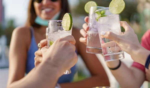 Νέα μελέτη: Το αλκοόλ φέρνει τους ξένους πιο κοντά σωματικά