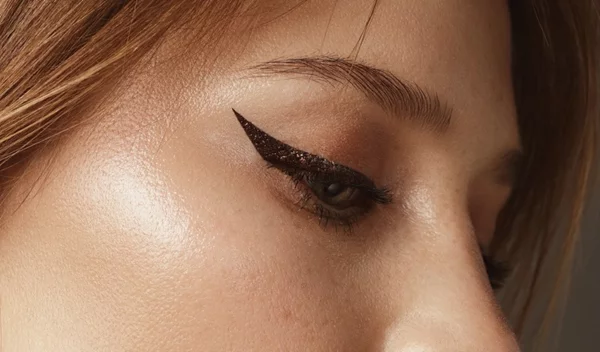 Aυτό το περλέ eyeliner από τα Zara κοστίζει μόνο 10 ευρώ και μπορεί να κάνει κάθε beauty look ανάρπαστο