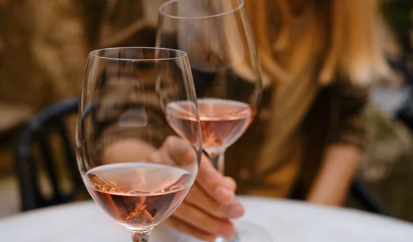 Να ένας καλός λόγος να πίνουμε ένα ποτήρι κρασί με το φαγητό