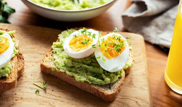 21 τροφές με πρωτεΐνη χωρίς λιπαρά που θα σε χορτάσουν και θα βοηθήσουν το αδυνάτισμα