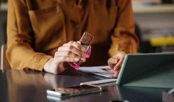 Διατροφικοί μύθοι γύρω από τα σνακ που πρέπει να σταματήσεις να πιστεύεις