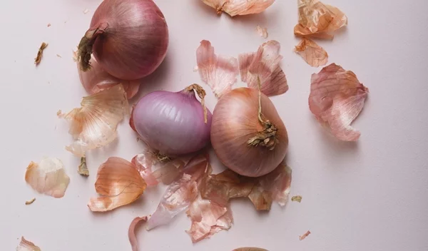 Τέσσερις τρόποι να αξιοποιήσεις τις φλούδες κρεμμυδιού στη μαγειρική