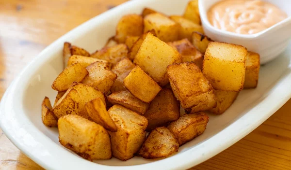 Πατάτες στο γιορτινό τραπέζι: Οι έξυπνοι τρόποι να τις κάνεις πιο light χωρίς να χάσεις γεύση