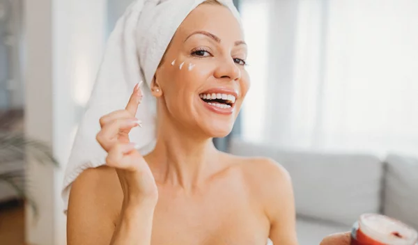 Παγκόσμια Ημέρα Εμμηνόπαυσης: Οι πιο αποτελεσματικές αντιρυτιδικές κρέμες για μετά τα 50