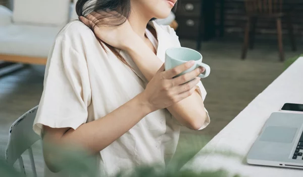 Αυχένας: Πες "αντίο" στην καμπούρα με 4 απλές ασκήσεις του 1'