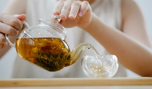 Φούσκωμα και δυσπεψία; 5 βότανα που ανακουφίζουν το στομάχι φυσικά