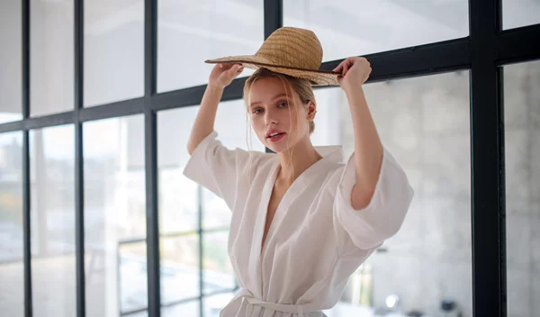 Καύσωνας: Τι να φορέσεις στο γραφείο παρά τους 38 βαθμούς Κελσίου