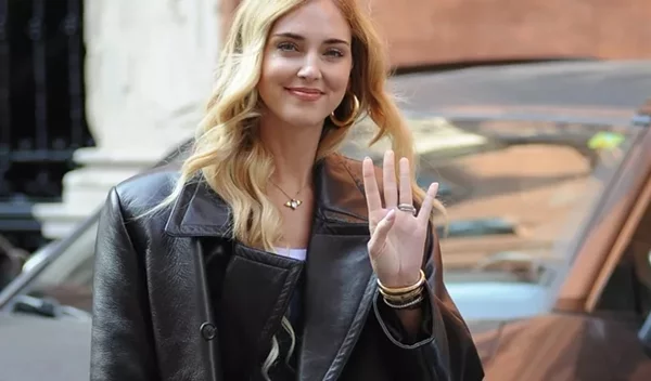 Η έξυπνη (και πανεύκολη) κίνηση για το πιο λαμπερό, γιορτινό μανικιούρ στο σπίτι