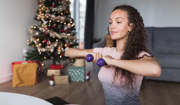 Κάψε τα κιλά των γιορτών με αυτό το 30λεπτο workout στο σπίτι