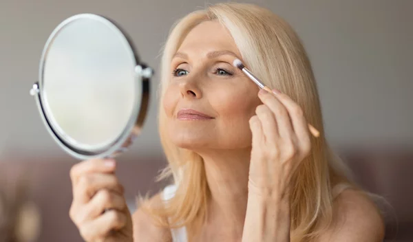 3 συχνά λάθη στο μακιγιάζ μετά τα 50 - Και πώς να τα διορθώσεις