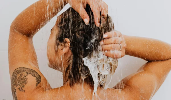 Αδύναμα και αραιά μαλλιά; Τα σαμπουάν που ΔΕΝ πρέπει να χρησιμοποιείς