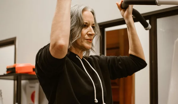 Γυναίκες μετά την εμμηνόπαυση: Το μυστικό για χαμηλότερη πίεση δεν είναι η γυμναστική αλλά κάτι πιο απλό
