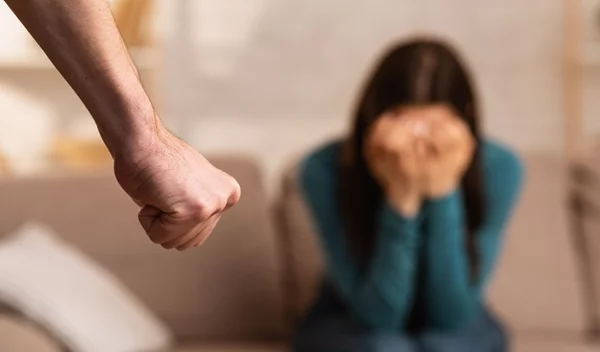 Βία στη σχέση: 3 βήματα για να την αναγνωρίσεις και να την αντιμετωπίσεις