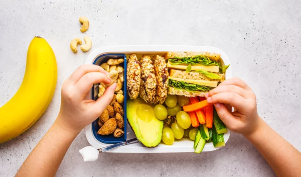 Να νηστέψει το παιδί; Η κλινικός διαιτολόγος Δήμητρα Γλυνού απαντά