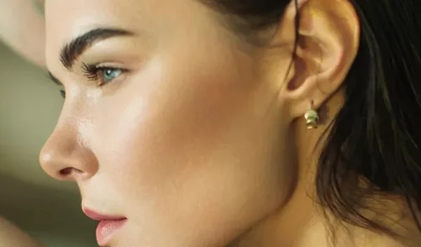 Τα 5 βήματα που πρέπει οπωσδήποτε να έχει η βραδινή ρουτίνα περιποίησης