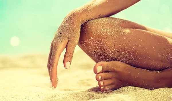 Trending now: Το πιο καλοκαιρινό χρώμα που θα δείξει υπέροχο στο μανικιούρ - πεντικιούρ του Αυγούστου