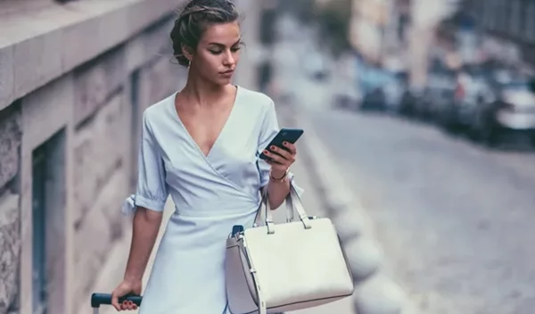 5 beauty items που κάθε "it" girl θα έχει στη βαλίτσα των διακοπών φέτος