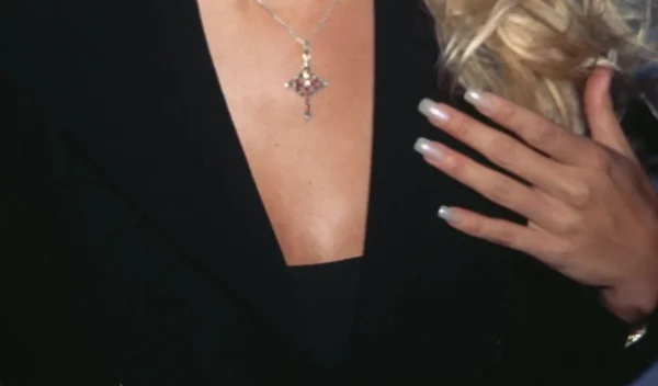 '90s Nostalgia: Η κορυφαία τάση στα νύχια για το φετινό φθινόπωρο