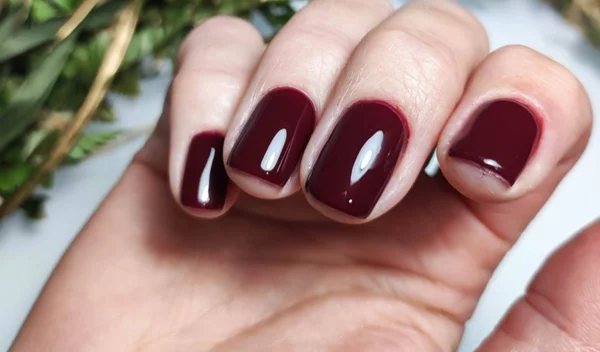 Μπορντό νύχια: 5 ιδέες μανικιούρ στο πιο αριστοκρατικό χρώμα του φθινοπώρου