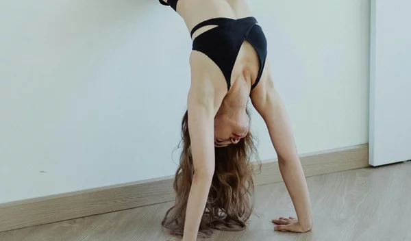 Κατακόρυφο: Μάθε να κάνεις το πρώτο σου handstand με αυτή την άσκηση