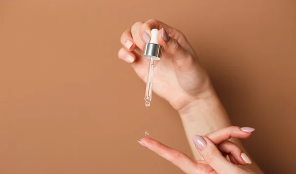 Πώς χρησιμοποιείται το serum; Το χρειάζεσαι; Πρέπει να έχει υαλουρονικό οξύ;