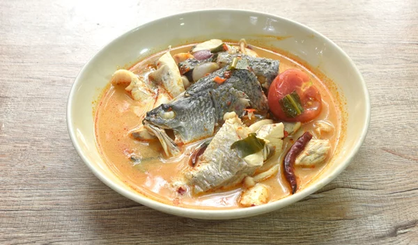 Κόκαλο ψαριού στον λαιμό: Οι πιο επικίνδυνες επιπλοκές και γιατί δεν πρέπει να το "σπρώχνεις" με ψωμί