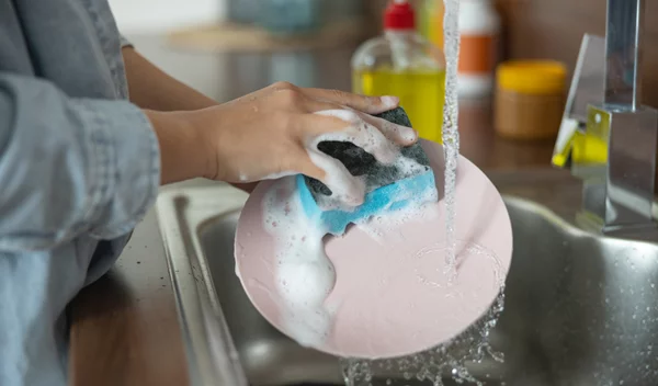 Πότε πρέπει πραγματικά να πετάξεις το σφουγγαράκι της κουζίνας;