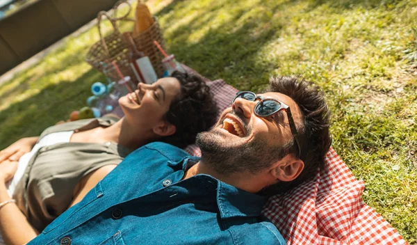 Ποια χαρακτηριστικά ελκύουν έναν άντρα σε μία γυναίκα και το αντίστροφο;