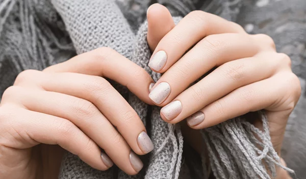 Χειμώνας 2022: Τα 5 δημοφιλέστερα χρώματα για κοντά νύχια
