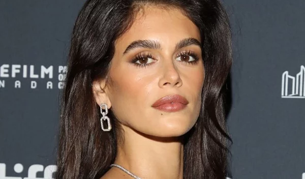 Πλαϊνή φράντζα: Το σέξι hair trend του 2005 επανέρχεται δριμύτερο φέτος